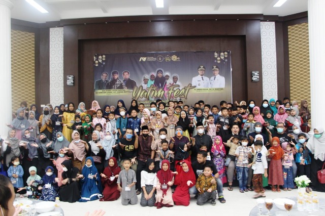 Walikota Bukittinggi Erman Safar bersama ratusan anak yatim saat berbuka bersama.